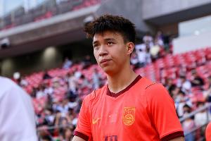 球界快讯》：U23中国男足迎战韩国，策略调整为稳固防守与快速反击，王钰栋归队增强进攻手段