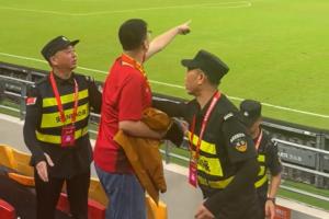 激情四溢的球迷现场怒斥国足：国足表现令人痛心，国家足球颜面尽失！