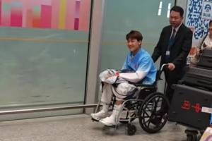 韩国交锋中受伤，毛伟杰轮椅亮相，微笑向粉丝挥手致谢